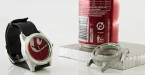 Relógio de material reciclado tem pulseira de câmara de pneu