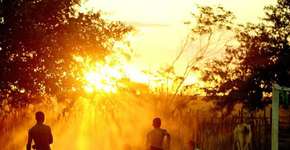 Samba homenageia craques do futebol brasileiro