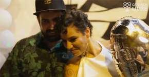 [Vídeo] Casal se casa na calçada de um boteco em São Paulo