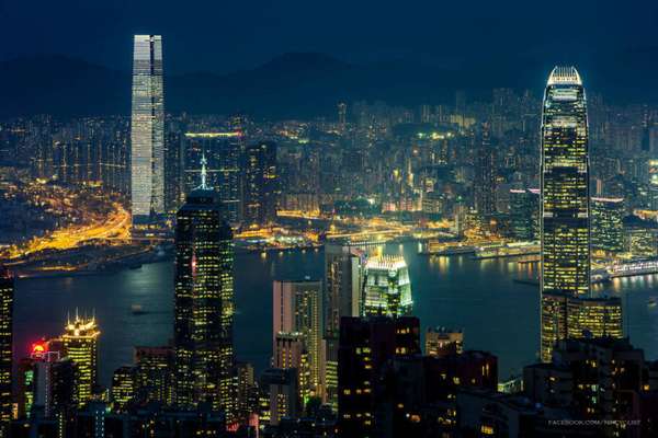 Centro financeiro de Hong Kong visto do alto do The Peak, uma das atrações turísticas mais populares do destino (foto: Prachanart Viriyaraks/Flickr-Creative Commons)