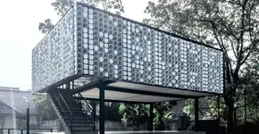 Biblioteca é construída com 2.000 potes de sorvete reciclados