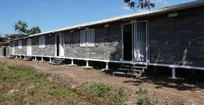 Arquiteto usa plástico para construir casa para moradores de rua