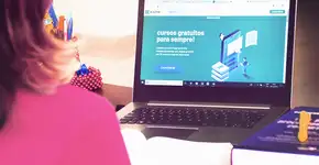 Startup oferece curso de francês online e gratuito