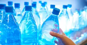 Como uma garrafa de plástico pode ajudar a economizar água em casa