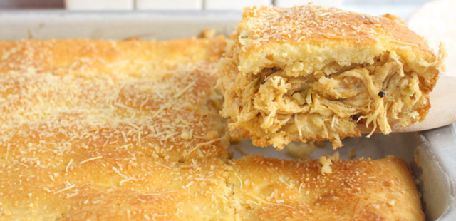 Deliciosa torta de frango com massa de pastel