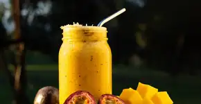 Smoothie de maracujá e manga para se refrescar no calor