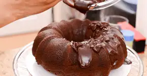Sem ovos, leite e glúten: o bolo de chocolate vegano mais gostoso e prático de preparar