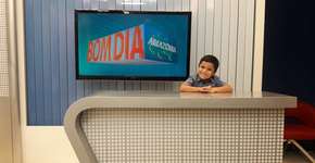 Garotinho autista sonha em ser jornalista e visita emissora de TV