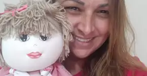 Professora realiza sonho e lança boneca para apoiar causa social