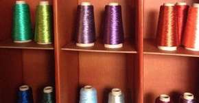 Papelão vira móvel e dá ar descolado à decoração