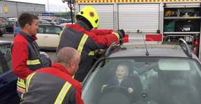 Bebê se diverte enquanto bombeiros tentam tirá-la do carro