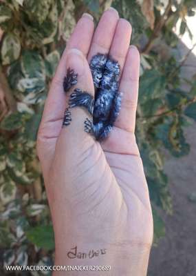 A jovem usa a própria mão como tela para seus desenhos (Reprodução/Facebook/Iantha Naicker)