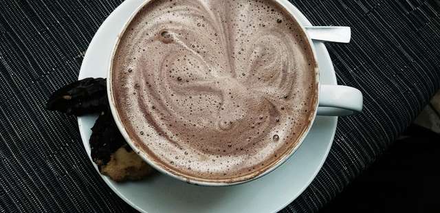 Chocolate quente com poucos ingredientes para aquecer seu dia
