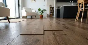 Cada vez mais pessoas estão optando por este piso em vez do laminado: ele é barato, à prova d’água e fácil de instalar