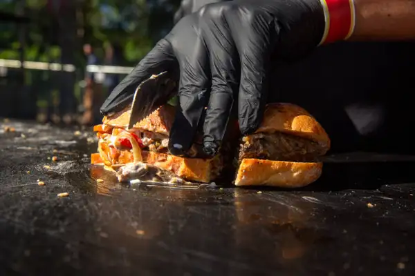 Mais do que um evento gastronômico, o Caminhos de Fogo se posiciona como um espaço de experimentação. É aquele tipo de rolê em que você prova algo novo, aprende sobre técnicas e ainda curte um clima leve, ao ar livre, cercado por gente que também ama comer bem