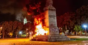 Coletivo indígena incendeia estátua de Pedro Álvares Cabral no Rio
