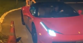 Leonardo posta vídeo empurrando Ferrari e brinca estar sem gasolina