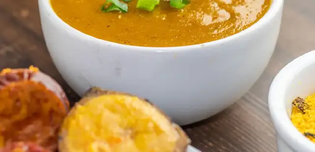 Caldo de milho com bacon e frango: reconforto em cada colherada