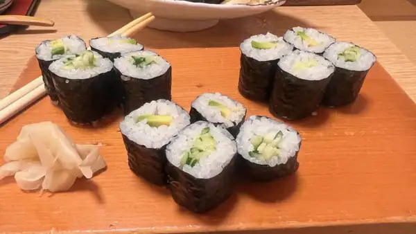 Kappamaki com alga, arroz e pepino, em restaurante 