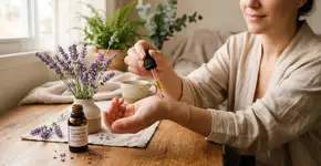 Por que se deve usar óleo essencial de lavanda nos pulsos e como aplicar do jeito certo para aliviar o aperto no peito?