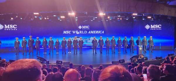 Oficiais do navio MSC World America na cerimônia de inauguração