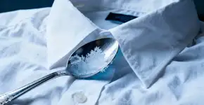 O truque da colher no freezer que desamassa camisas sem ligar o ferro de passar