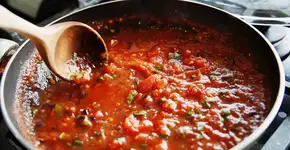 Como reduzir a acidez do molho de tomate sem açúcar ou leite? A ciência por trás de um truque simples e eficaz