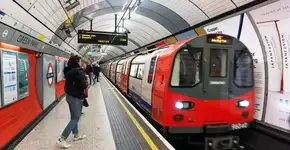 Celulares no volume máximo, passageiros irritados e a campanha que busca transformar o transporte público dessa cidade