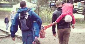 Série de fotos mostra as maravilhas (e perrengues) de ter irmãos