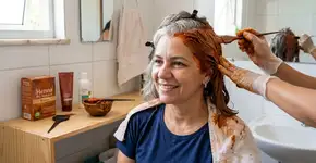 Nem café, nem canela: A tintura caseira que cobre permanentemente os cabelos grisalhos, proporcionando brilho e maciez