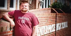 Jovem vai de morador de rua a estudante de Harvard