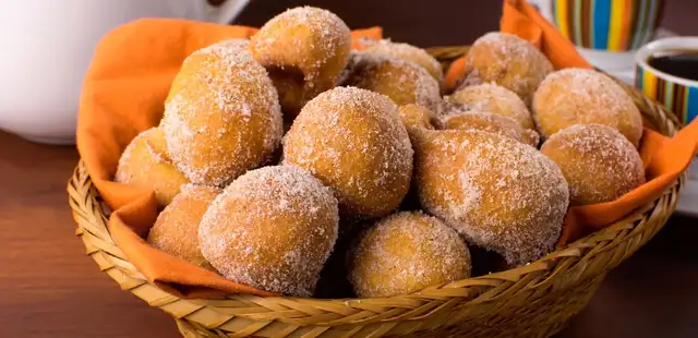 Essa receita de bolinho de chuva vai te levar direto pra infância