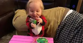 Síndrome rara faz menina de 2 anos ter tamanho de recém-nascido