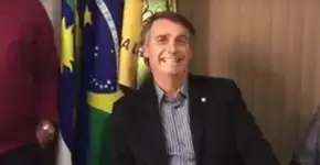 Questionado sobre homofobia, Jair Bolsonaro ironiza repórter