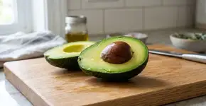 Por que o abacate não deve ser guardado sem o caroço na geladeira