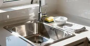 Produto de cinco reais remove gordura da pia melhor que detergente e ainda elimina odores