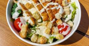 A salada caesar que virou estrela por causa do crispy de queijo