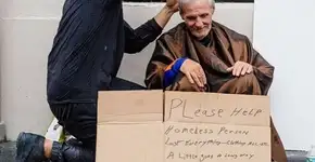 Hair stylist corta cabelo de moradores de rua na faixa em NY