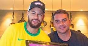 Neymar é homenageado e encontra com Flávio Bolsonaro