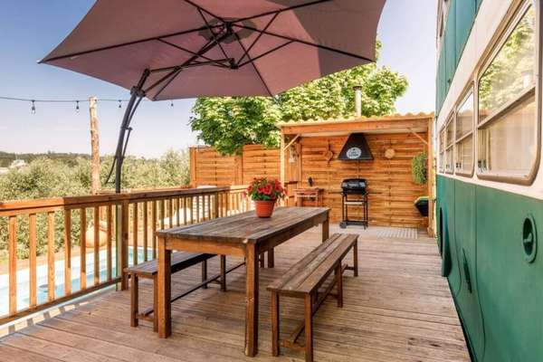 Interior do ônibus transformado em acomodação em Portugal