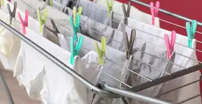 Este é o truque das lavanderias para deixar as suas roupas brancas novas