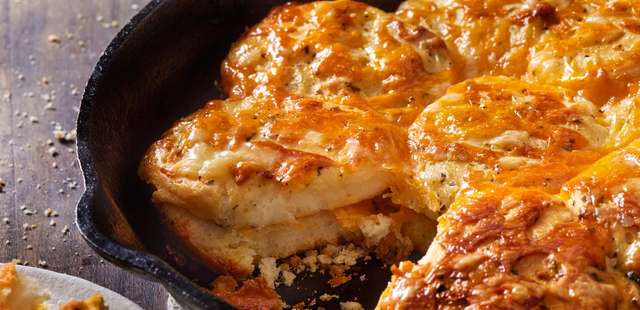 Pão de alho de frigideira com 3 ingredientes bem simples de fazer