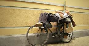 Cochilo de chineses em locais e posições inesperadas