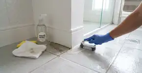 Derramar vinagre branco nos cantos do banheiro: para que serve e quando deve ser feito