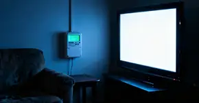 Deixar a TV ligada direto está custando mais do que você imagina