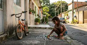 A psicologia afirma que as crianças das décadas de 1960 e 1970 não se tornaram emocionalmente fortes graças a uma melhor criação dos pais, mas porque cresceram com negligência diária suficiente para aprender a se autorregular, resolver problemas sozinhos e desenvolver uma resiliência que os confortos modernos dificultam a construção