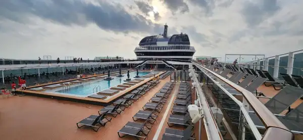 Piscina principal do MSC Euribia