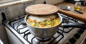 Por que no Japão eles sempre colocam uma tampa de madeira sobre a panela antes de ferver legumes