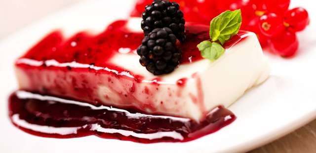 A receita de panacota com amoras que seus convidados não vão esquecer