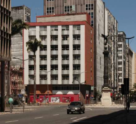 Localizado na Rua Miguel Calmon, 57, Comércio, o edifício Cd. Pereira Marinho, tem o seu projeto feito pelo arquiteto José Bina Fonyat. Foto: reprodução/@prediosdesalvador